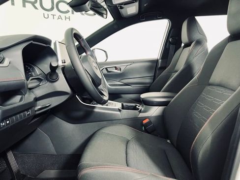 Used 2025 Toyota RAV4 SE image 8