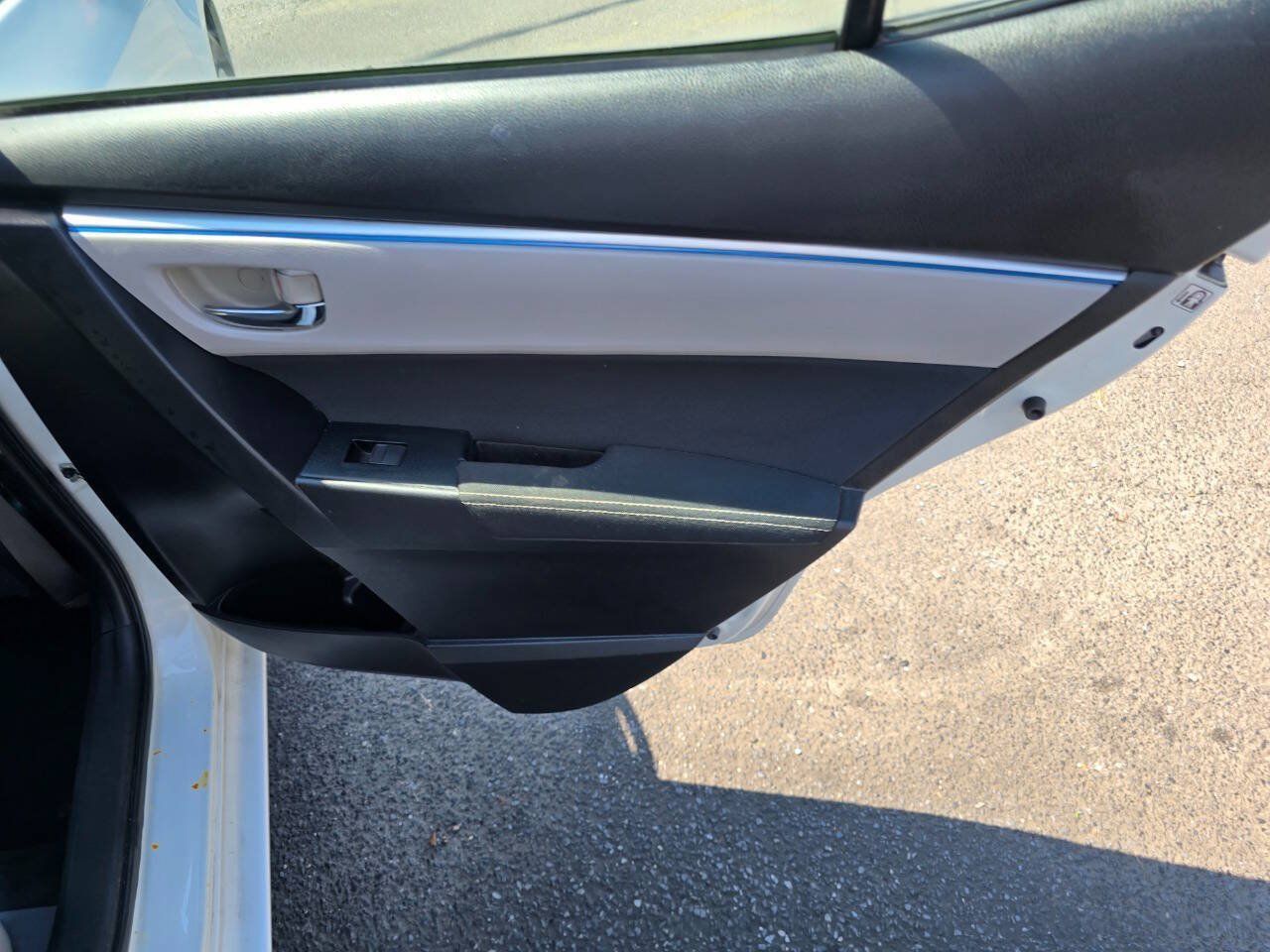 Used 2015 Toyota Corolla LE FWD image 27