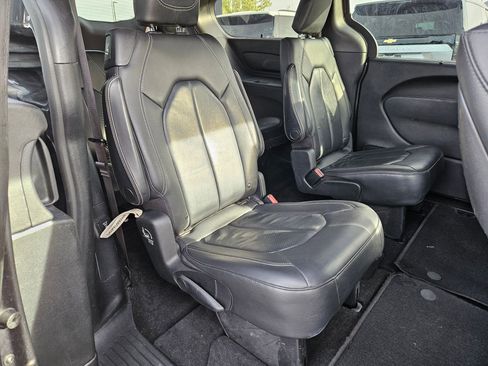 Used 2020 Chrysler Pacifica Touring-L w/ Advanced Safetytec Group image 30