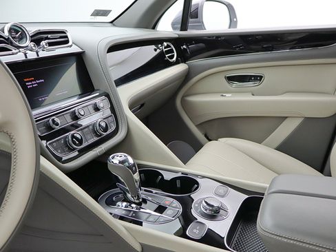 Used 2024 Bentley Bentayga Extended Wheelbase AWD/4WD image 44