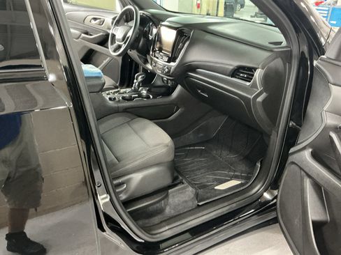 Used 2023 Chevrolet Traverse LT FWD image 17