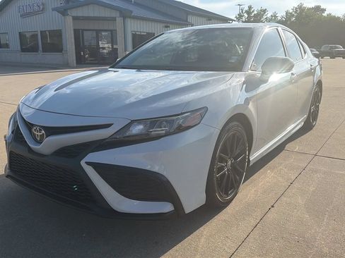 Used 2022 Toyota Camry SE FWD image 3