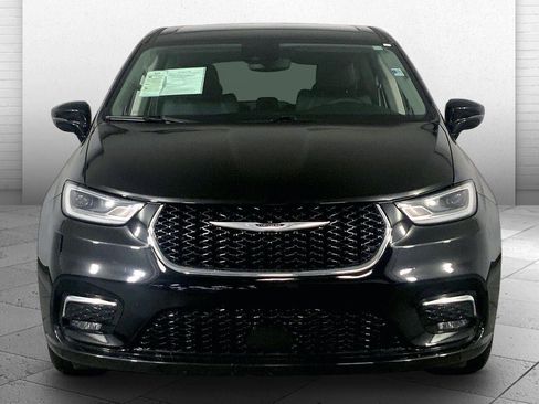 Used 2024 Chrysler Pacifica Touring-L FWD image 2
