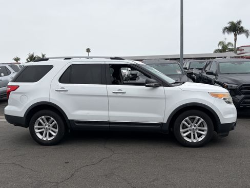 Used 2014 Ford Explorer XLT w/ Equipment Group 201A FWD image 2