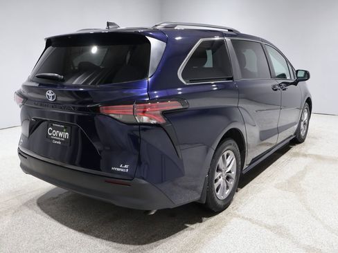 Used 2021 Toyota Sienna LE image 2