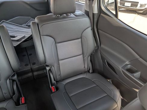 Used 2023 GMC Acadia SLT w/ Technology Package AWD/4WD image 33