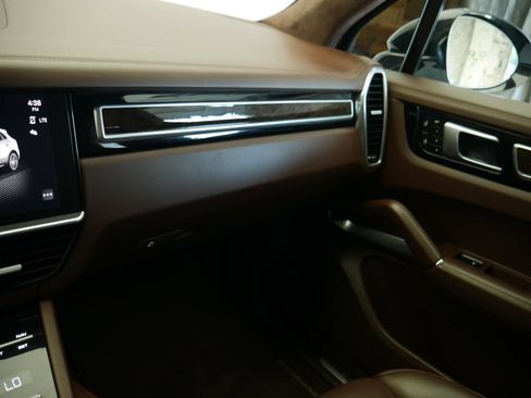 Certified 2023 Porsche Cayenne Turbo AWD/4WD image 33