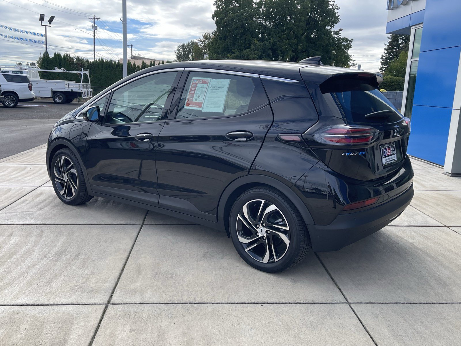 Used 2023 Chevrolet Bolt LT w/ Infotainment Package FWD image 3