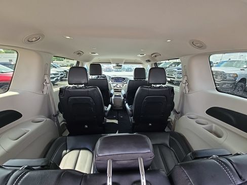 Used 2023 Chrysler Pacifica Touring-L FWD image 42