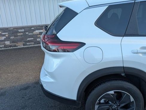 Used 2024 Nissan Rogue SV image 11