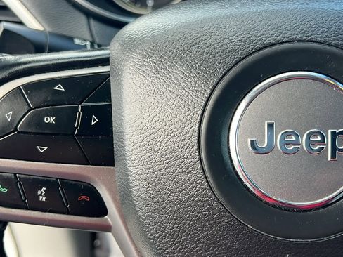 Used 2020 Jeep Cherokee Latitude Plus w/ Cold Weather Group image 19