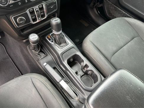 Used 2018 Jeep Wrangler Unlimited Sahara image 16