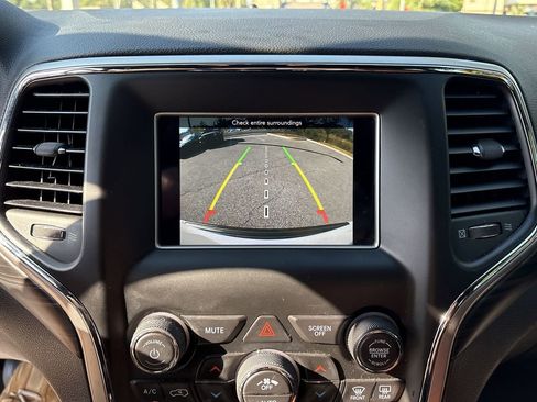 Used 2019 Jeep Grand Cherokee Laredo image 30