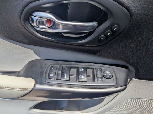 Used 2019 Jeep Cherokee Limited AWD/4WD image 10