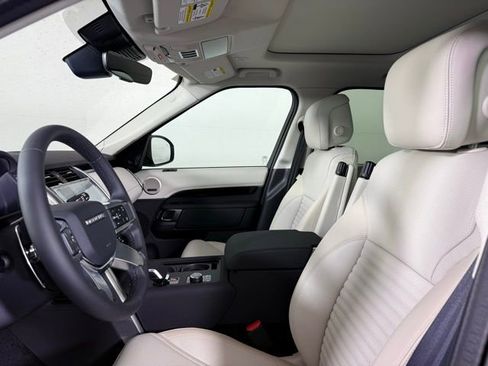 Used 2025 Land Rover Discovery S image 5
