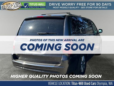 Used 2016 Chrysler Town & Country Touring image 4