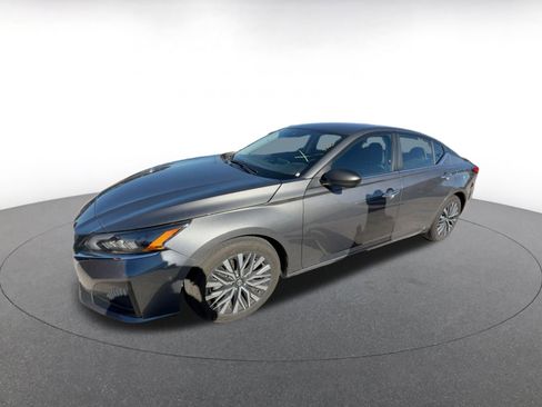 Used 2025 Nissan Altima 2.5 SV image 3