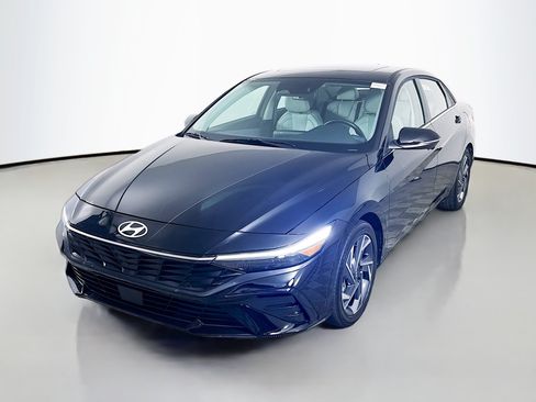 Used 2025 Hyundai Elantra Limited FWD image 4