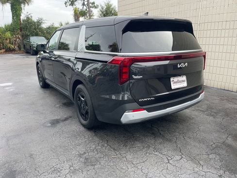 Used 2026 Kia Carnival FWD image 3