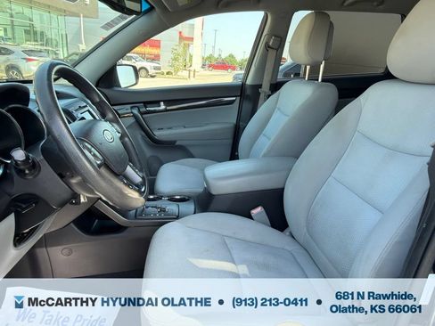 Used 2012 Kia Sorento LX w/ Convenience Pkg FWD image 4
