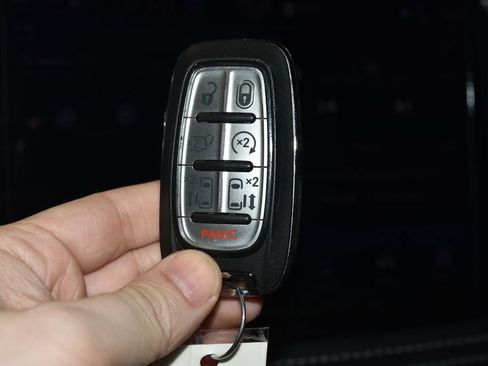 Used 2024 Chrysler Pacifica Select image 18