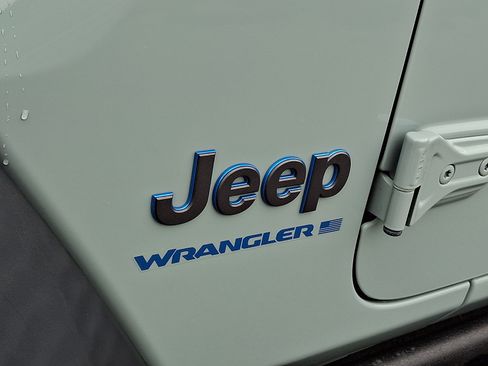 Used 2023 Jeep Wrangler Unlimited w/ Cold Weather Group AWD/4WD image 27