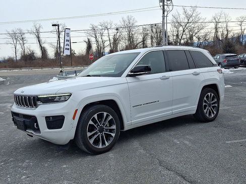 Used 2022 Jeep Grand Cherokee Overland w/ Luxury Tech Group IV AWD/4WD image 6