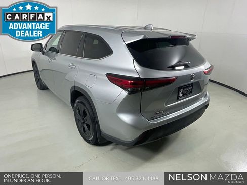 Used 2021 Toyota Highlander XLE AWD/4WD image 8