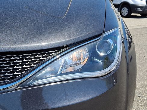 Used 2020 Chrysler Pacifica Touring-L Plus FWD image 9