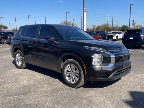 Used 2025 Mitsubishi Outlander ES image 3
