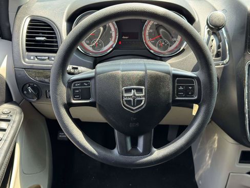 Used 2019 Dodge Grand Caravan SE w/ UConnect Hands-Free Group FWD image 11