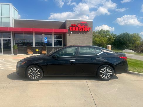 Used 2024 Nissan Altima 2.5 SV image 1