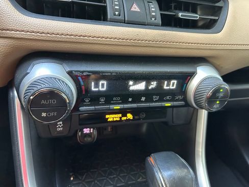 Used 2019 Toyota RAV4 XLE Premium FWD image 26