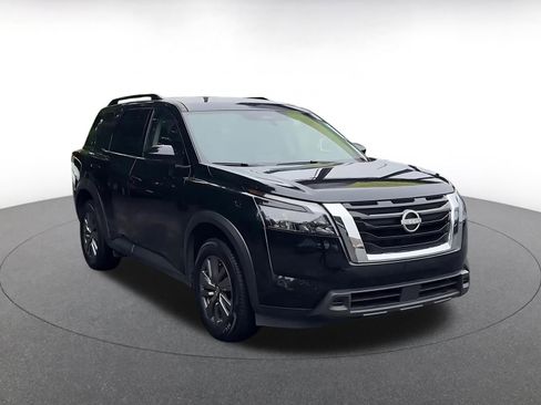 Used 2025 Nissan Pathfinder SV FWD image 3