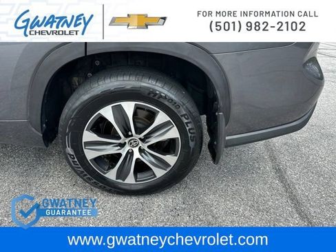 Used 2022 Toyota Highlander XLE AWD/4WD image 10