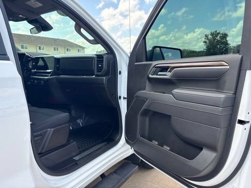 Used 2025 Chevrolet Silverado 1500 LT AWD/4WD image 45