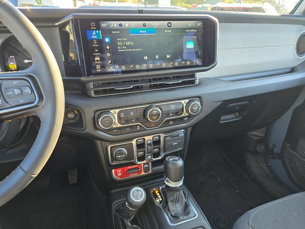 Used 2024 Jeep Wrangler Unlimited AWD/4WD image 23