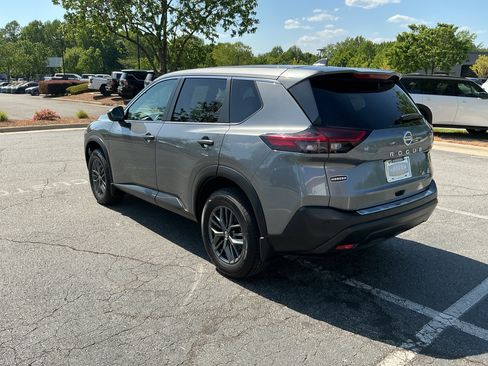 Used 2021 Nissan Rogue S FWD image 2