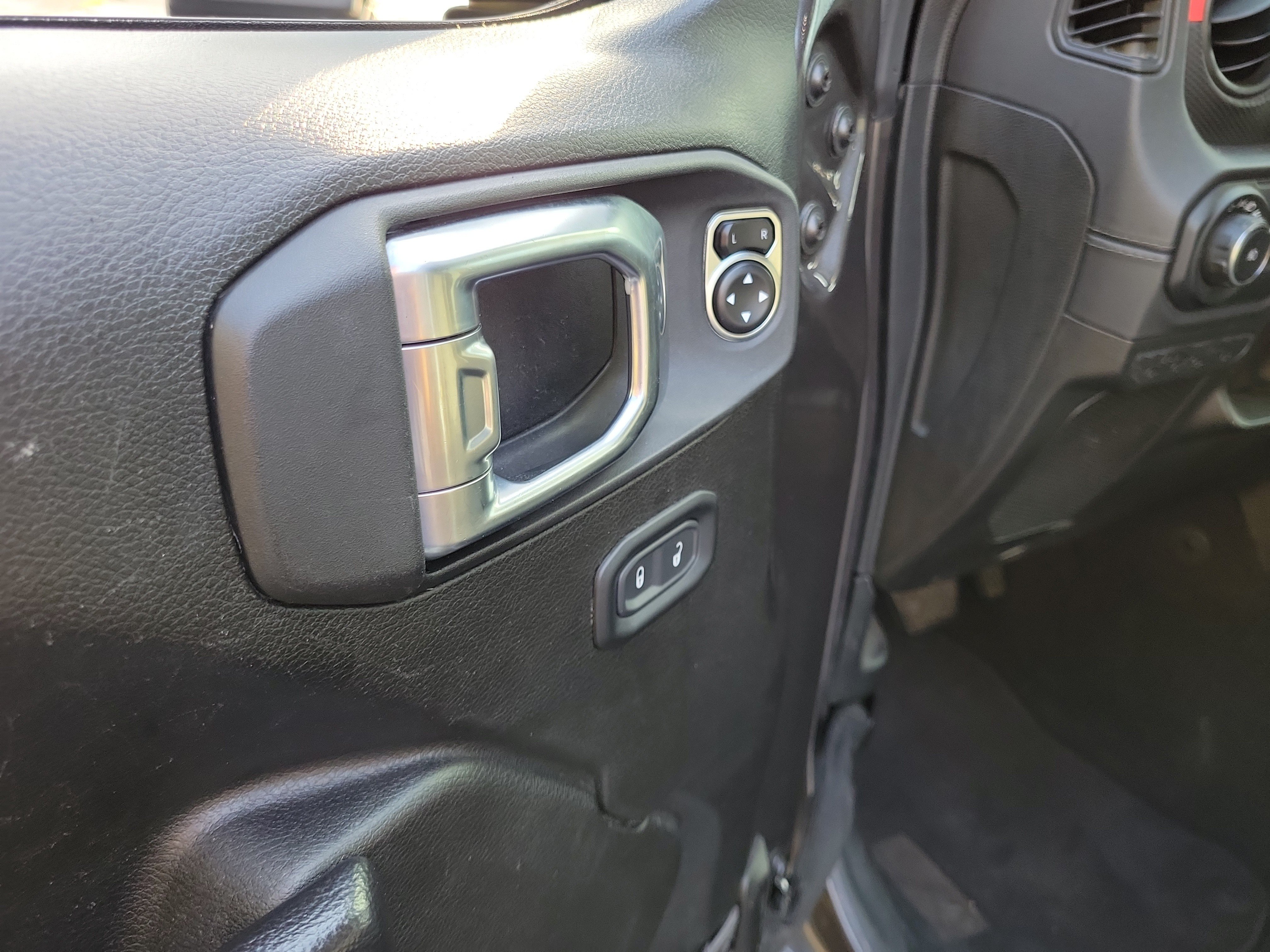 Used 2024 Jeep Wrangler Unlimited Rubicon AWD/4WD image 18