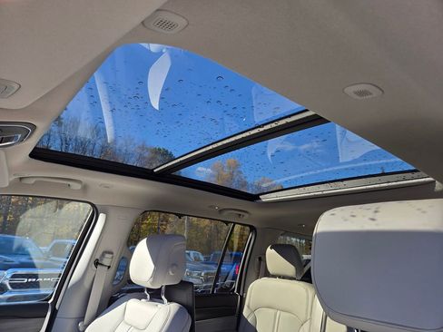 Used 2024 Jeep Wagoneer L Series III w/ Premium Group I image 16