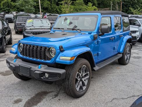 Used 2024 Jeep Wrangler Unlimited w/ Convenience Group AWD/4WD image 2