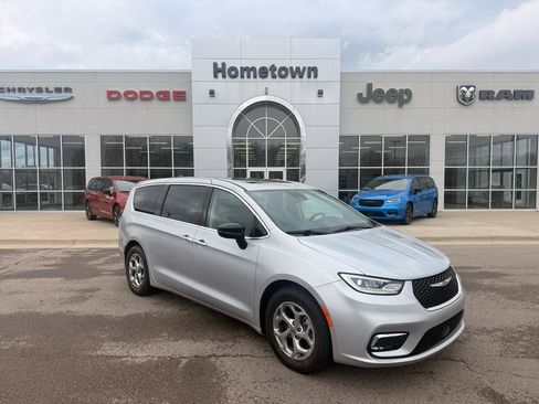 Used 2024 Chrysler Pacifica Limited FWD image 1