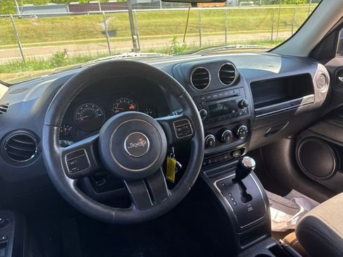 Used 2014 Jeep Patriot Latitude AWD/4WD image 12