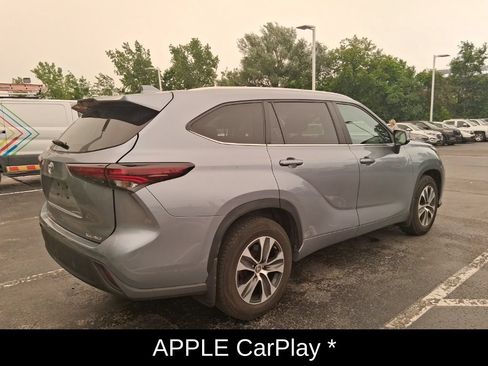 Used 2024 Toyota Highlander XLE AWD/4WD image 3