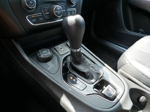 Used 2021 Jeep Cherokee Limited w/ Elite Package AWD/4WD image 24