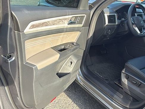 Used 2021 Volkswagen Atlas Cross Sport SE image 11