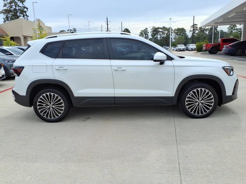 Certified 2026 Volkswagen Taos SE FWD image 4