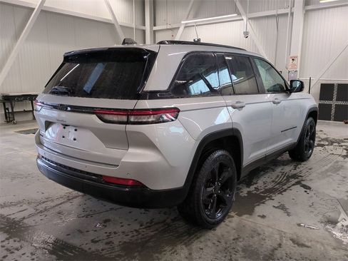 Used 2023 Jeep Grand Cherokee Altitude image 3