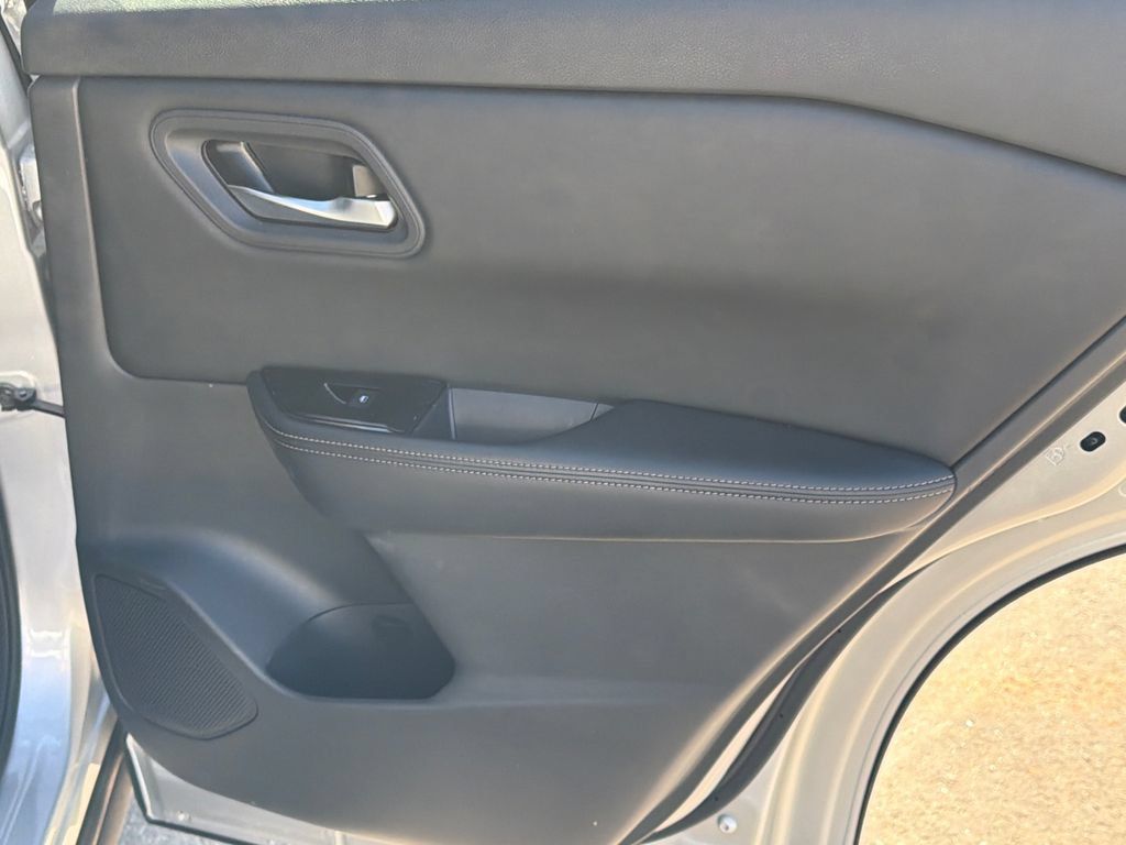 Used 2025 Nissan Rogue SV FWD image 16