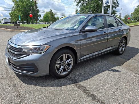 Certified 2023 Volkswagen Jetta SE FWD image 3